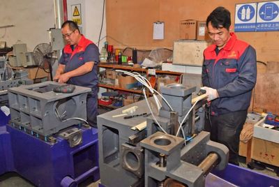 阳江五金刀剪机械化有多牛?一人操作8台机器,订单猛增30%&hellip;